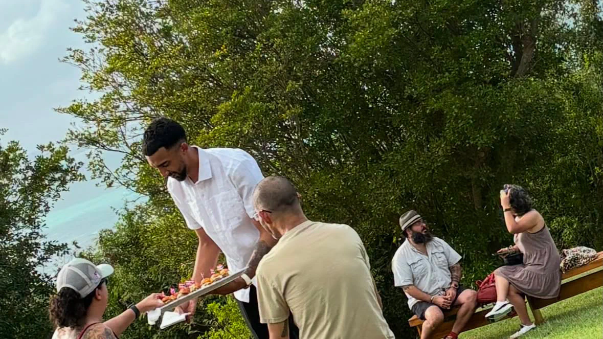 Servicio personalizado a invitados durante una celebración al aire libre