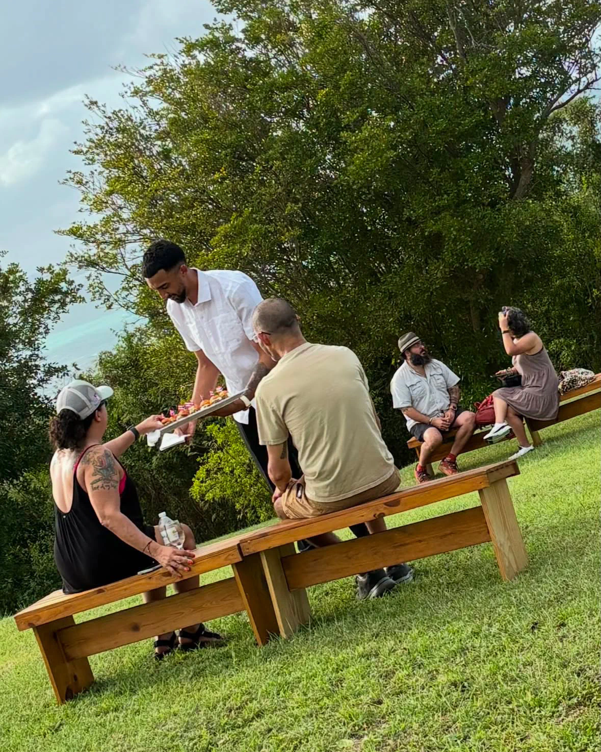 Servicio personalizado a invitados en un evento al aire libre